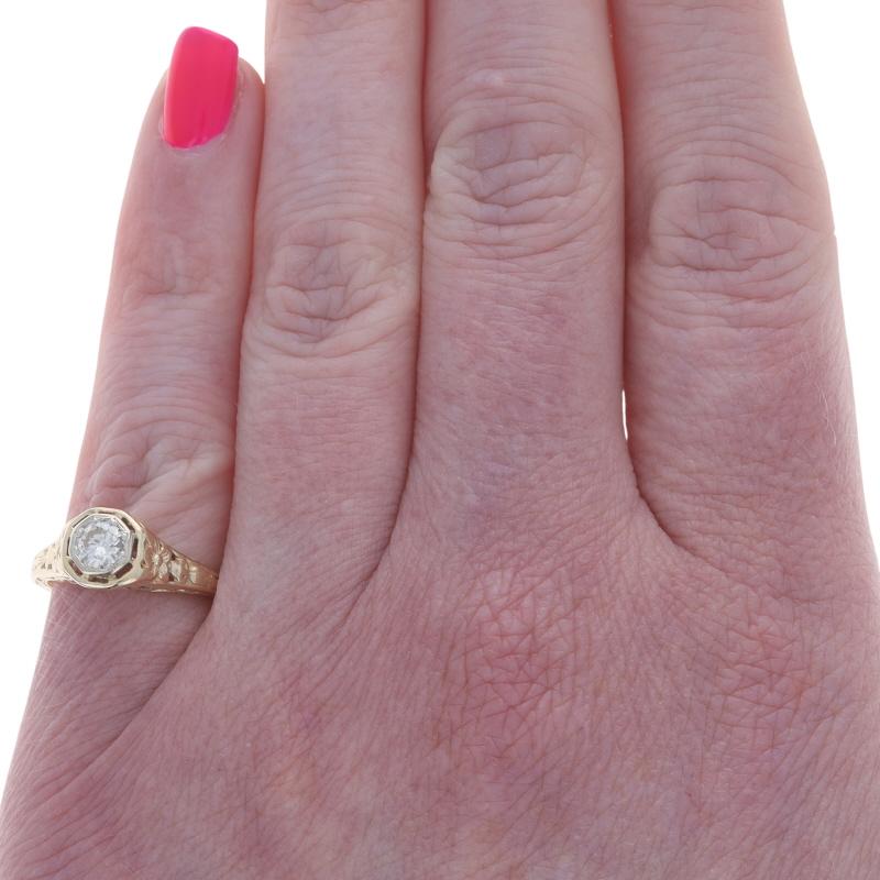 Taglio rotondo Anello di fidanzamento solitario d'epoca con diamante in oro giallo 14k rotondo .33ct floreale in vendita