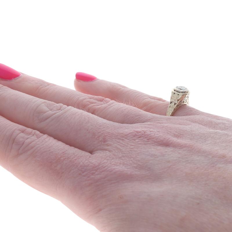 Donna Anello di fidanzamento solitario d'epoca con diamante in oro giallo 14k rotondo .33ct floreale in vendita