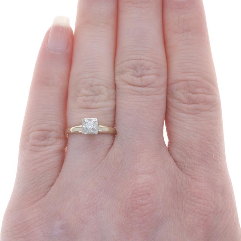 Taille ronde Bague de fiançailles solitaire vintage en or jaune avec diamants ronds 14 carats en vente