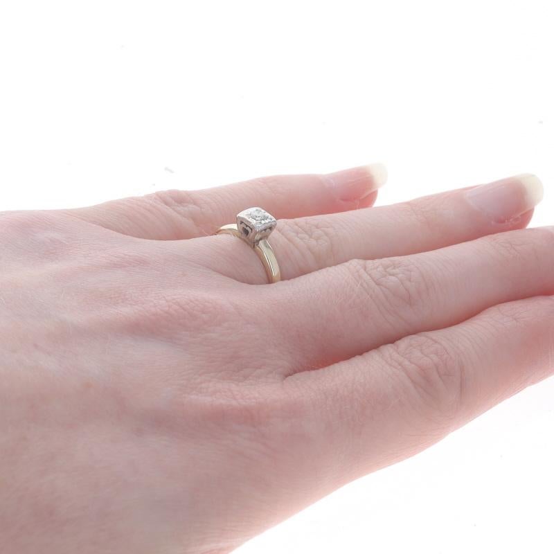 Bague de fiançailles solitaire vintage en or jaune avec diamants ronds 14 carats Pour femmes en vente