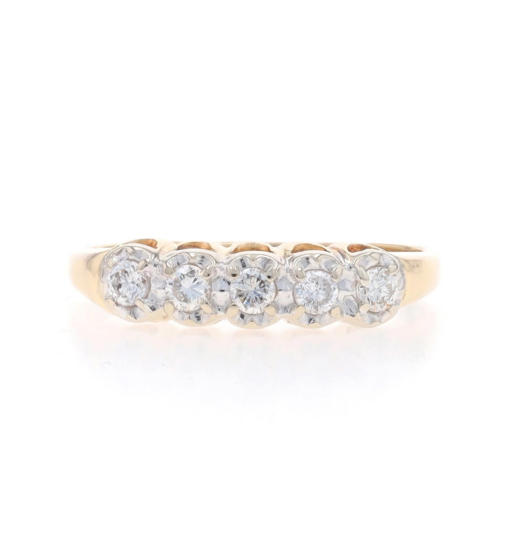 Taille : 7 1/2
Frais de taille : Up&Up 2 tailles pour $30 ou Down 1 taille pour $20

Époque : Vintage

Contenu métallique : Or jaune 14k et or blanc 14k

Informations sur les pierres

Diamants naturels
Carat(s) : .20ctw
Coupe : Brillant rond
Couleur