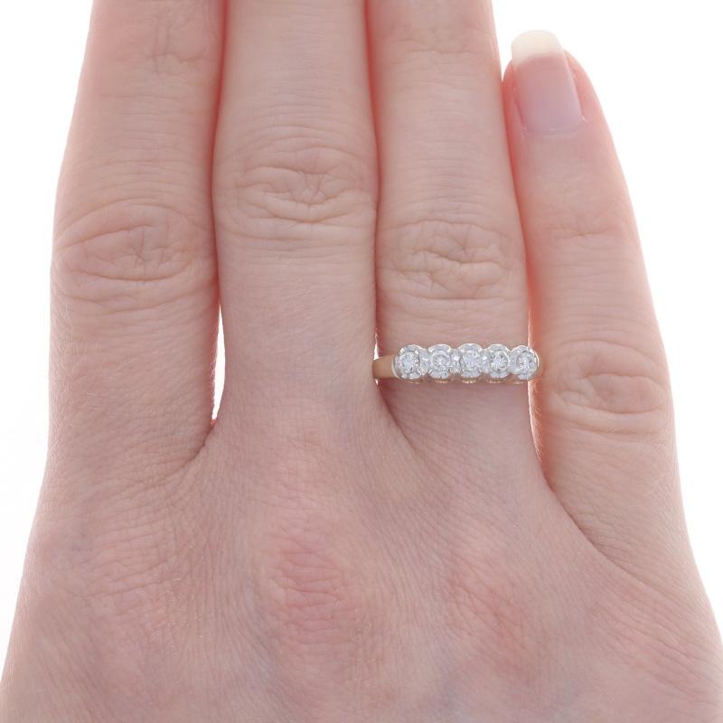 Taille ronde Anneau de mariage vintage en or jaune avec diamant - 14k Round .20ctw Five-Stone Ring en vente