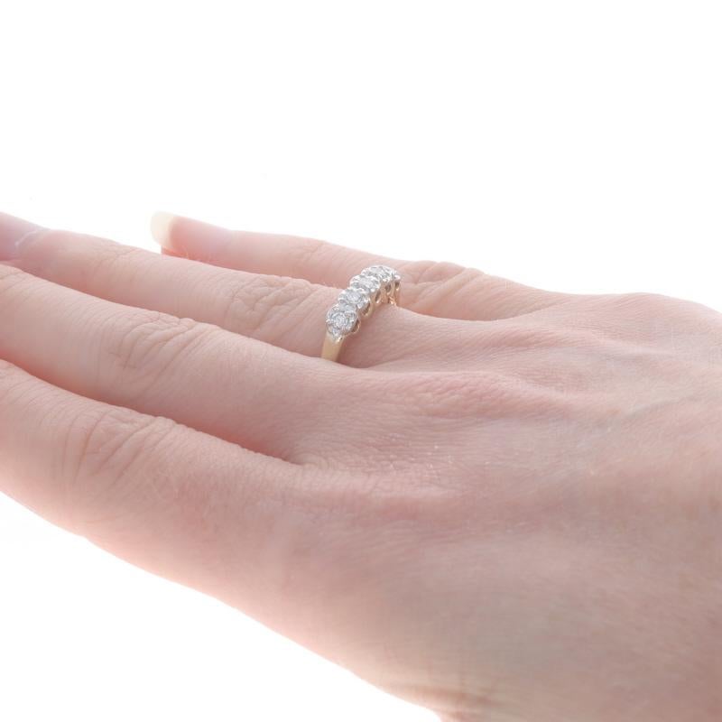 Anneau de mariage vintage en or jaune avec diamant - 14k Round .20ctw Five-Stone Ring Pour femmes en vente