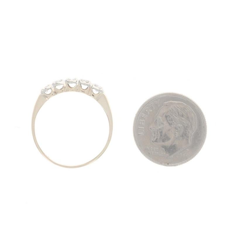 Anneau de mariage vintage en or jaune avec diamant - 14k Round .20ctw Five-Stone Ring en vente 1