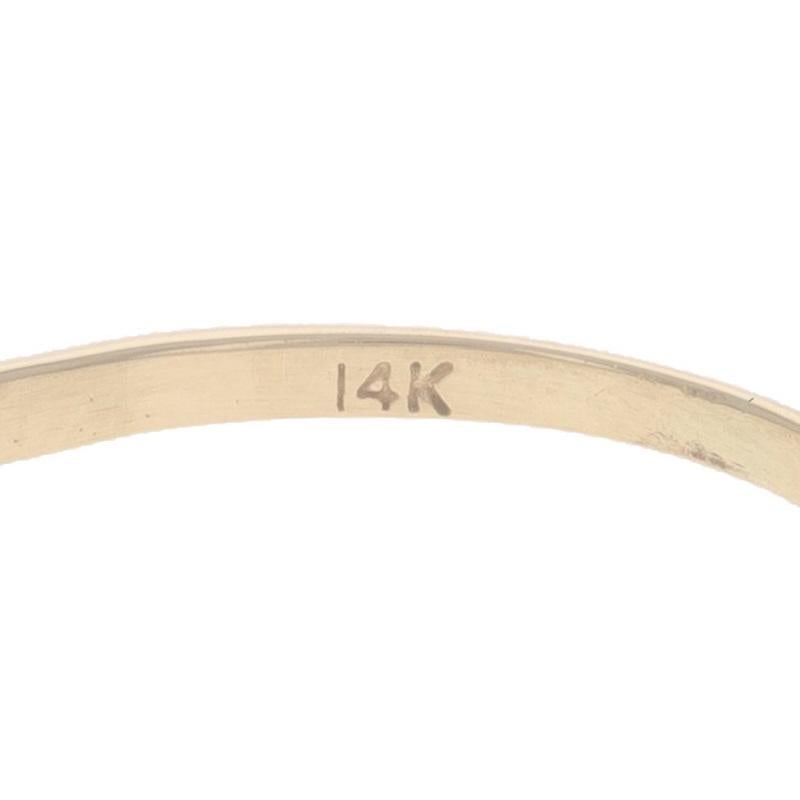Anneau de mariage vintage en or jaune avec diamant - 14k Round .20ctw Five-Stone Ring en vente 2