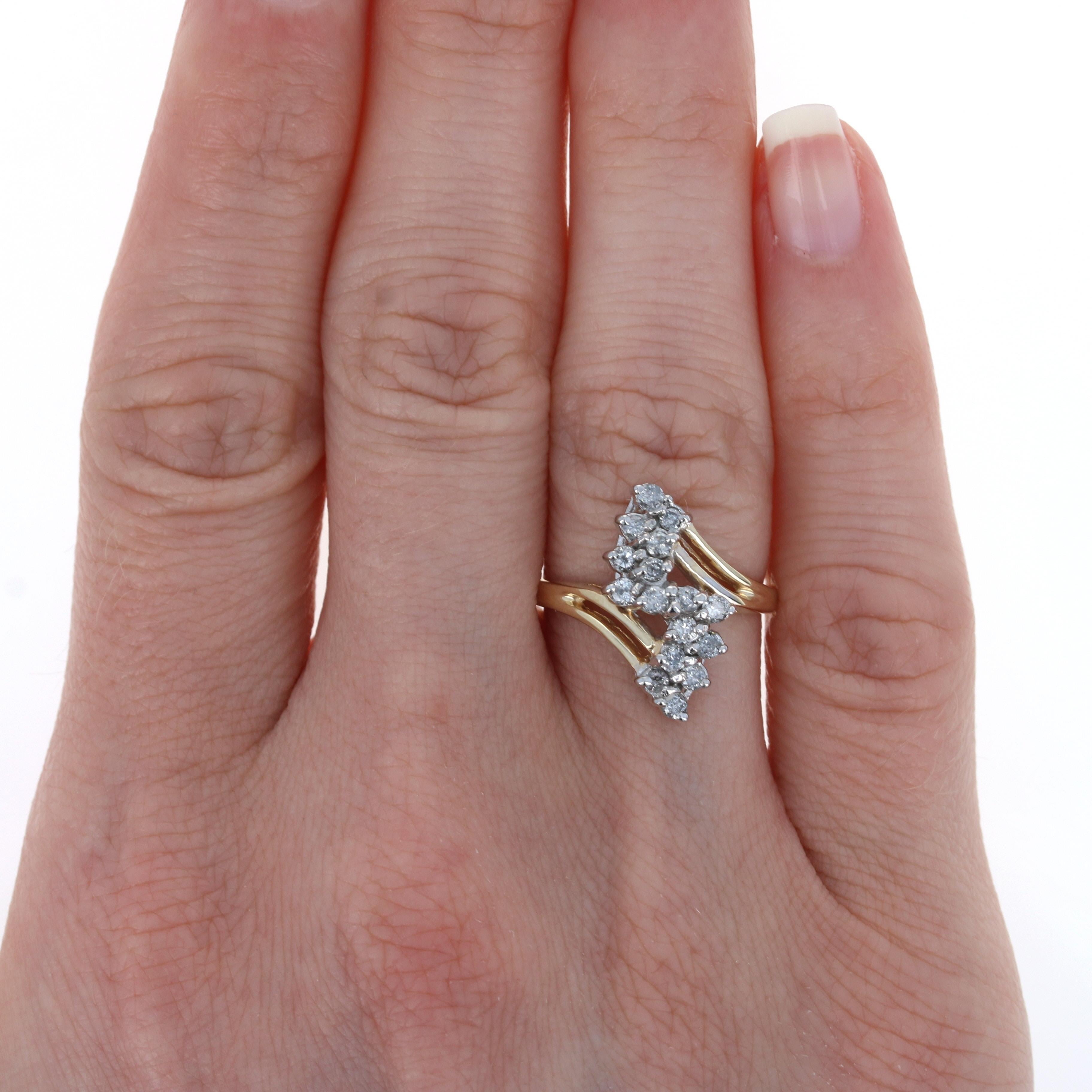 Größe: 5 3/4
Gebühr für Größenanpassung: 2 Größen runter für $30 oder 2 Größen rauf für $35

Metall Inhalt: 10k Gelbgold & 10k Weißgold

Informationen zu Stein
Natürliche Diamanten
Karat gesamt: .50ctw
Schliff: Runder Brillant
Farbe: F - G
Klarheit: