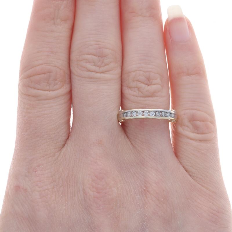 Taille ronde Alliance en or jaune avec diamant - 10k Round .30ctw Hearts Channel Set Ring en vente
