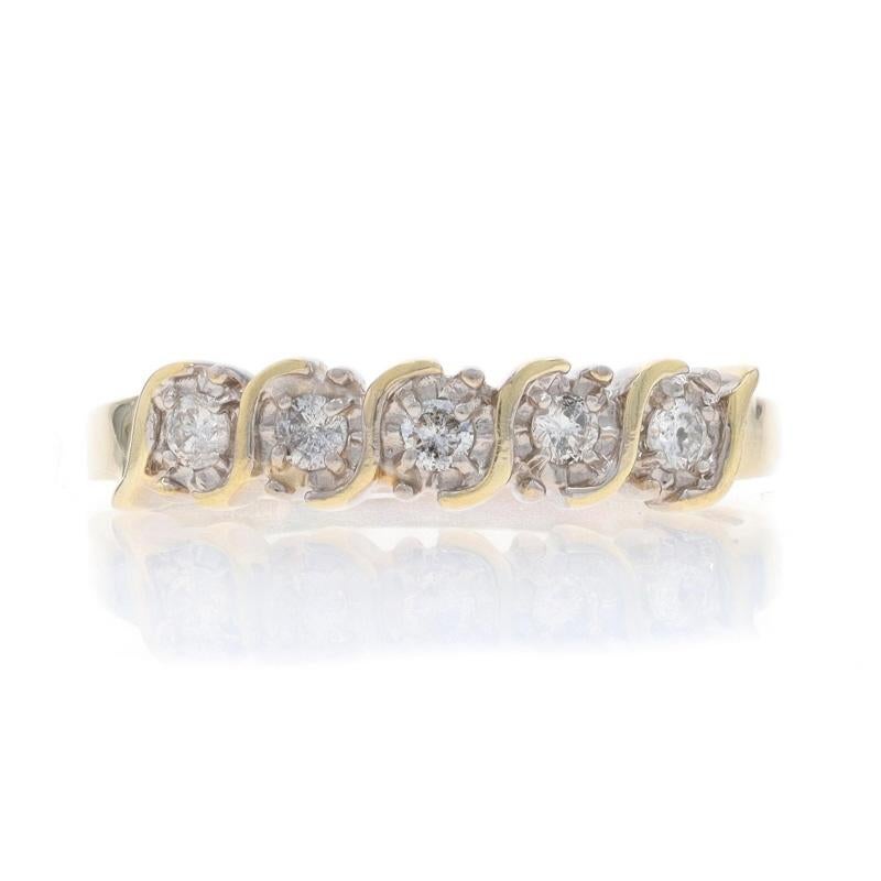 Größe: 10
Gebühr für Größenanpassung: Up 2 1/2 Größen für $25 oder Down 1 Größe für $25

Metall Inhalt: 10k Gelbgold & 10k Weißgold

Informationen zu Stein

Natürliche Diamanten
Karat(e): .15ctw
Schliff: Runder Brillant
Farbe: J - K
Klarheit: