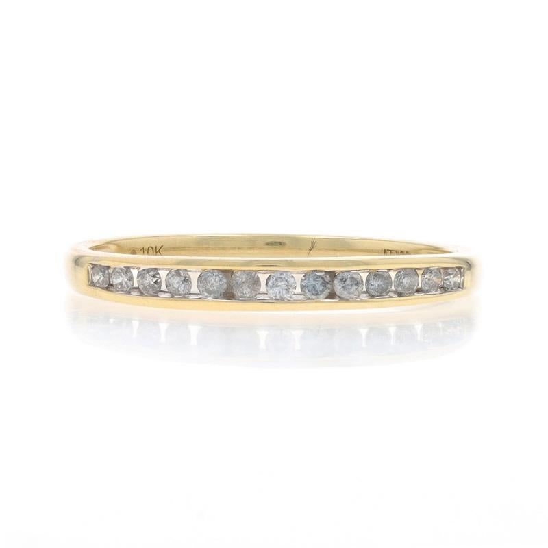 Tamaño: 7
Tasa de tallaje: 1 talla más por 35 $ o 1 talla menos por 35 $.

Contenido de metal: Oro amarillo de 10 quilates

Información sobre Stone

Diamantes naturales
Quilate(s): .18ctw
Talla: Redondo brillante
Color: J - K
Claridad: I1 -