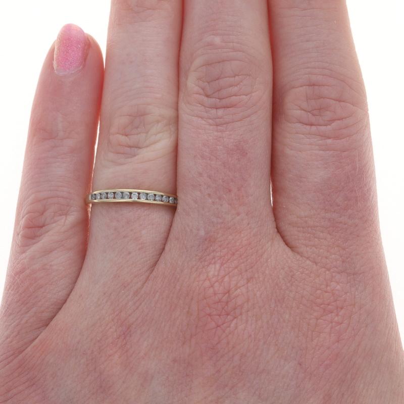 Alianza de oro amarillo con diamantes - 10k Anillo brillante redondo .18ctw Corte redondo en venta