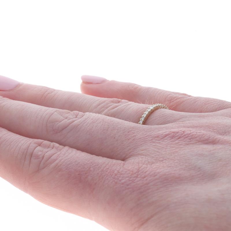 Alliance en or jaune avec diamant - 14k Princesse .33ctw Bague empilable Excellent état - En vente à Greensboro, NC