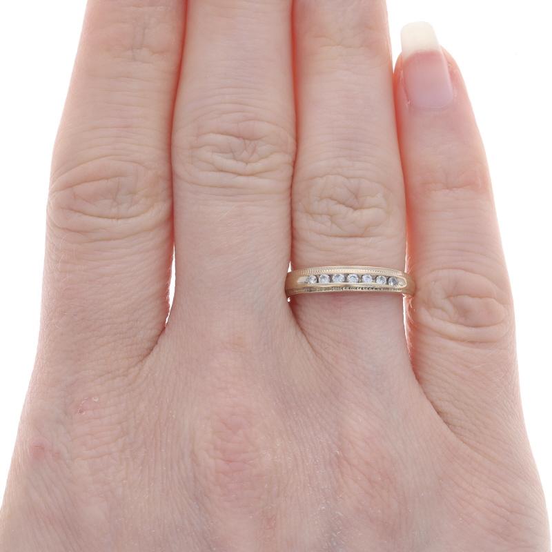 Taille ronde Alliance en or jaune avec diamant - 14k Round .16ctw Milgrain Channel Set Ring en vente