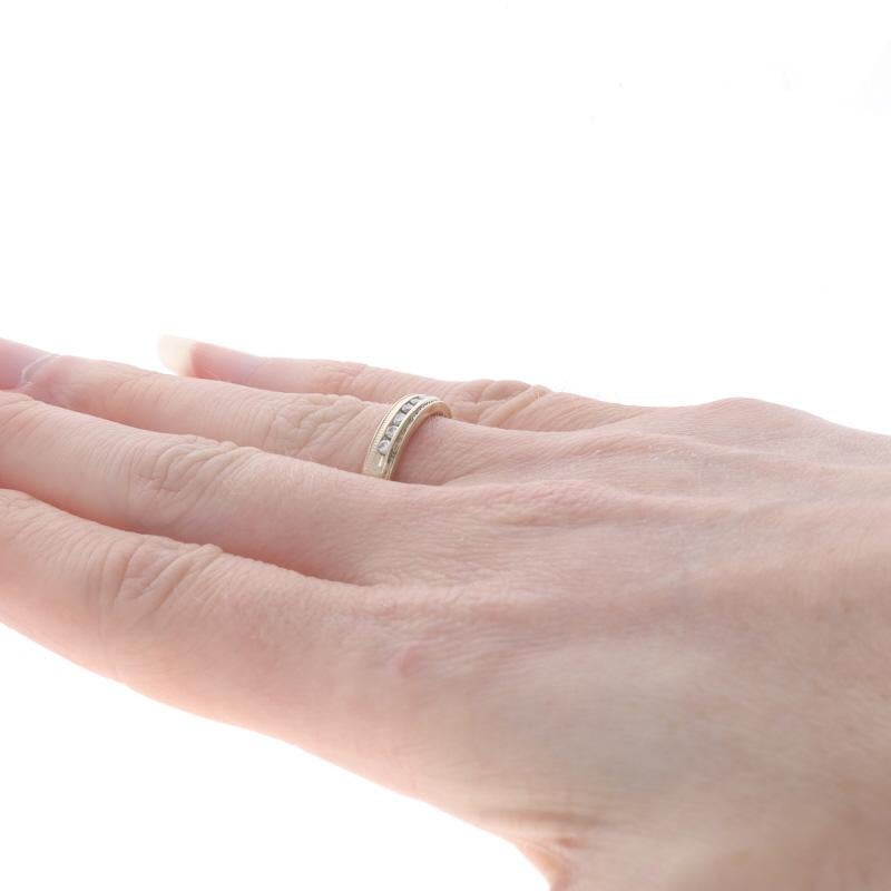 Alliance en or jaune avec diamant - 14k Round .16ctw Milgrain Channel Set Ring Pour femmes en vente