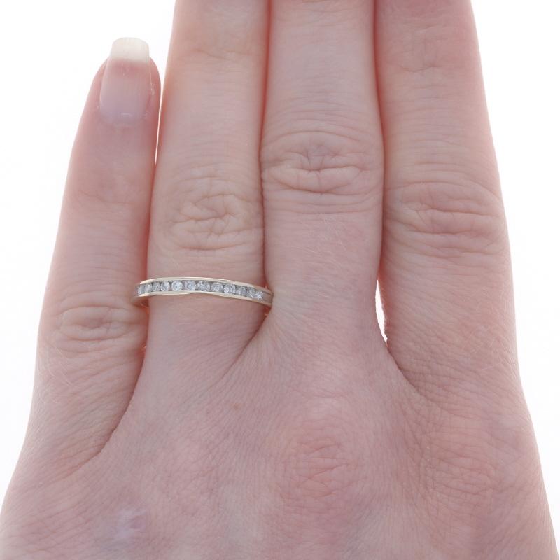 Gelbgold-Diamant-Hochzeitsring - 14k rund .24ctw gezackter Kanalbesetzter Ring (Rundschliff) im Angebot