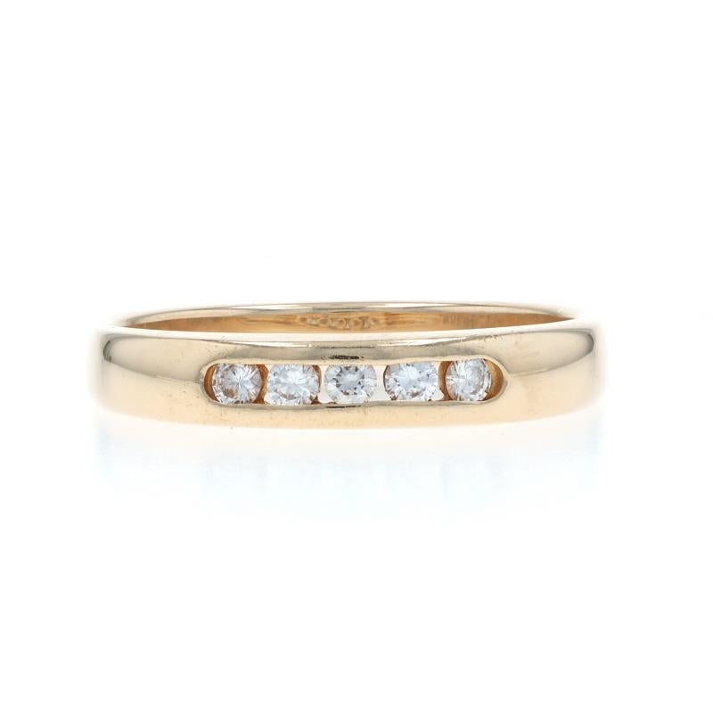 Taglia: 8 1/2
Costo della taglia: Up & Up 2 taglie per $60 o Down 1/2 taglia per $40

Contenuto del metallo: Oro giallo 14k

Informazioni su A. Stone

Diamanti naturali
Carati: .25ctw
Taglio: Rotondo brillante
Colore: H. H. - I.
Chiarezza: VS2 -