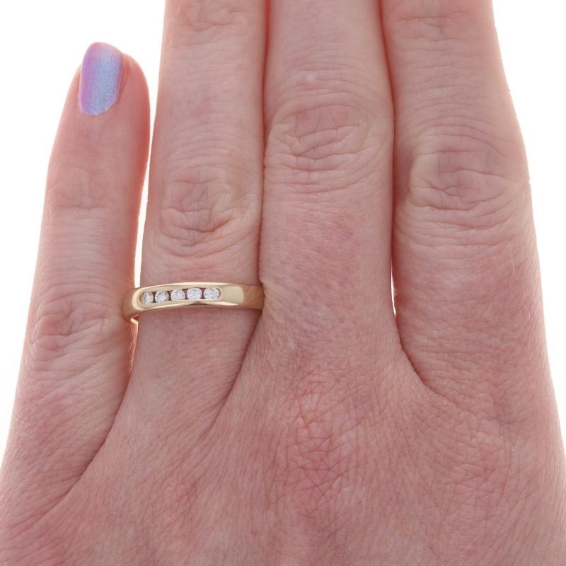 Taglio rotondo Fede nuziale in oro giallo con diamanti - Anello rotondo da 0,25 carati con cinque pietre incastonate in un canale, 14k in vendita