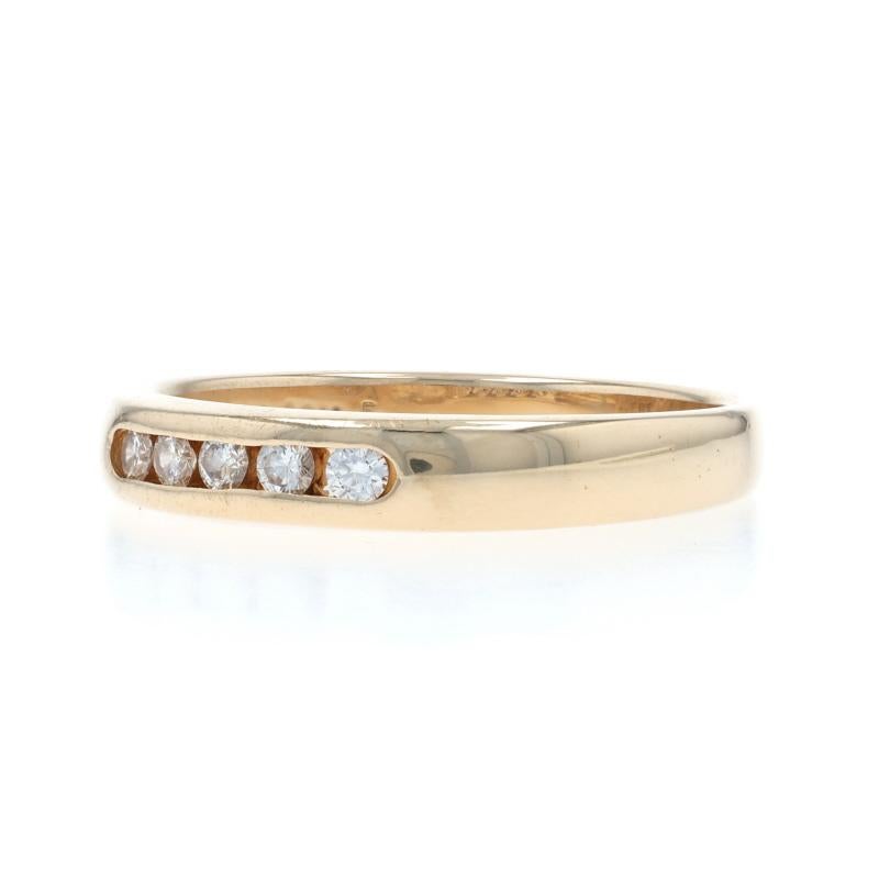Fede nuziale in oro giallo con diamanti - Anello rotondo da 0,25 carati con cinque pietre incastonate in un canale, 14k In condizioni ottime in vendita a Greensboro, NC
