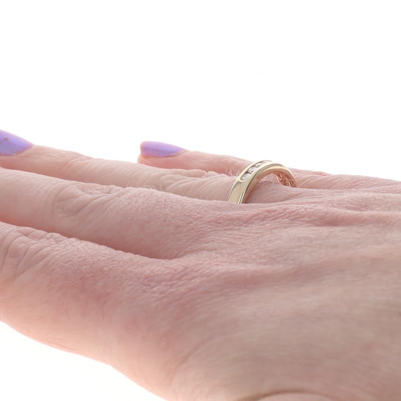 Donna Fede nuziale in oro giallo con diamanti - Anello rotondo da 0,25 carati con cinque pietre incastonate in un canale, 14k in vendita