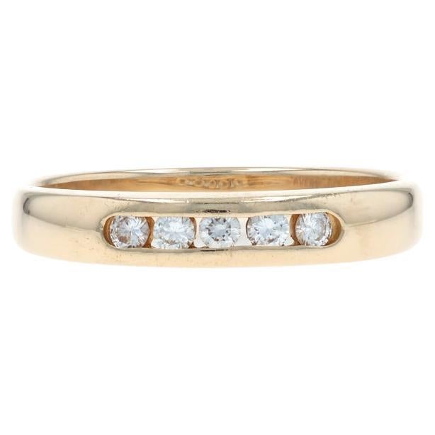 Fede nuziale in oro giallo con diamanti - Anello rotondo da 0,25 carati con cinque pietre incastonate in un canale, 14k
