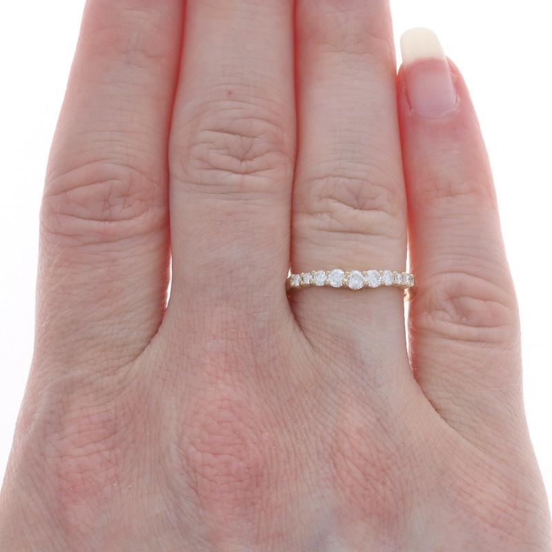 Taille ronde Alliance en or jaune avec diamant - 14k Round .36ctw Contoured Ring en vente
