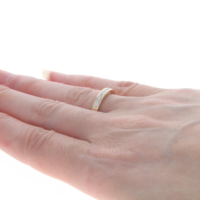 Donna Fede nuziale in oro giallo con diamanti - Anello a Brilliante Rotondo 14k da 0,10 ct. in vendita