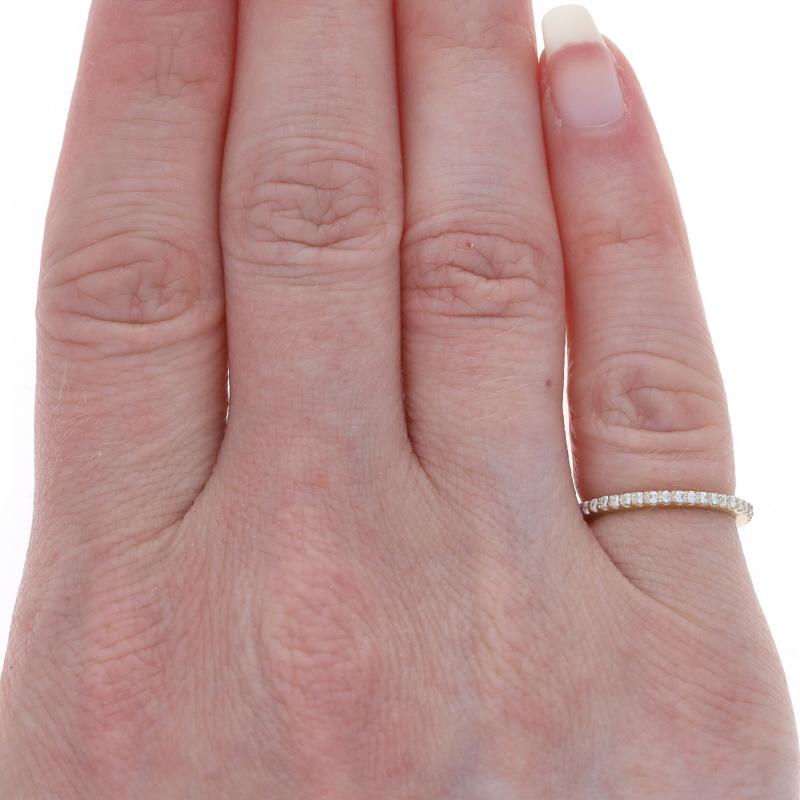Taille ronde Alliance en or jaune avec diamant - 14k Bague empilable ronde et brillante .12ctw en vente
