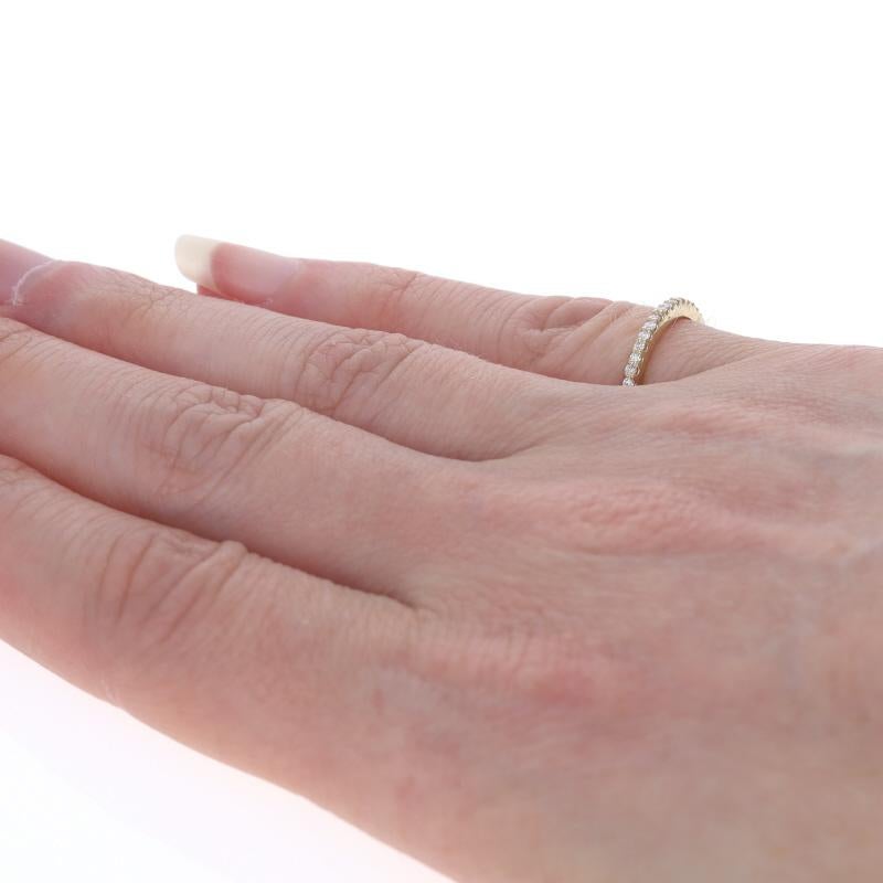 Alliance en or jaune avec diamant - 14k Bague empilable ronde et brillante .12ctw Pour femmes en vente