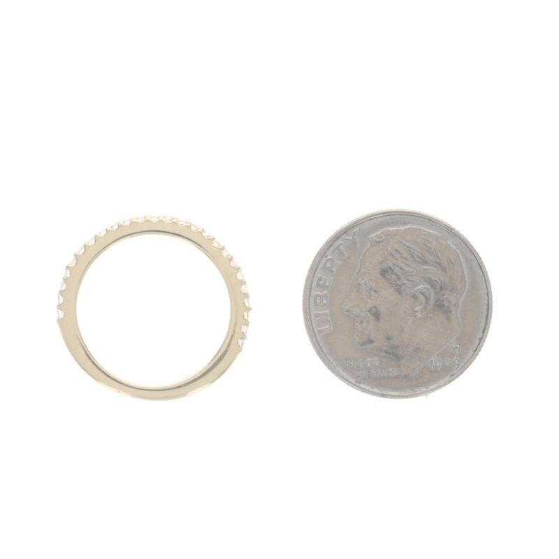 Alliance en or jaune avec diamant - 14k Bague empilable ronde et brillante .12ctw en vente 1