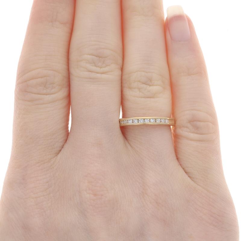 Taille ronde Alliance en or jaune avec diamant - 14k Bague ronde brillante .20ctw Channel Set en vente