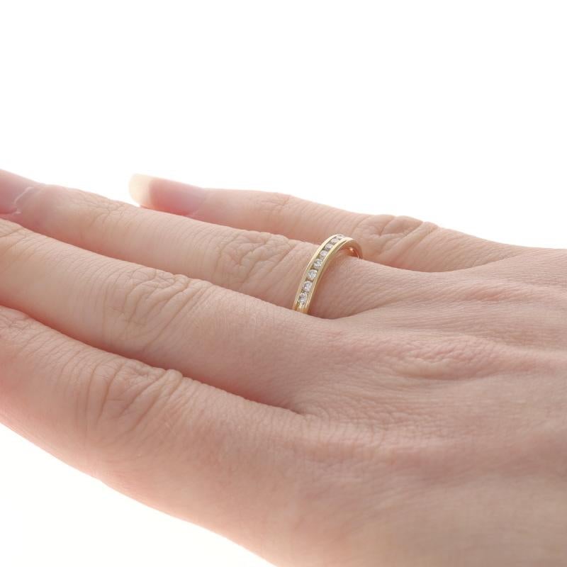 Alliance en or jaune avec diamant - 14k Bague ronde brillante .20ctw Channel Set Pour femmes en vente