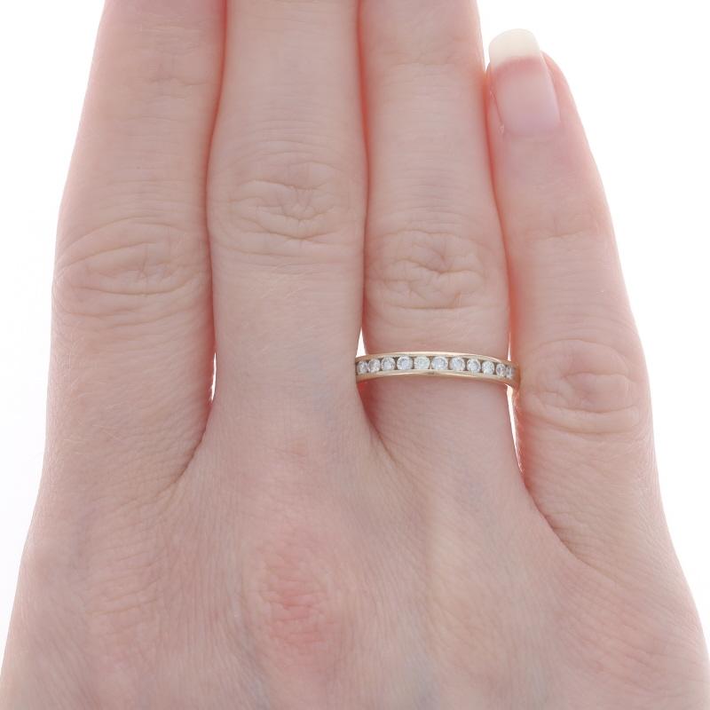 Taille ronde Alliance en or jaune avec diamant - 14k Bague avec diamant rond brillant .26ctw Channel Set en vente