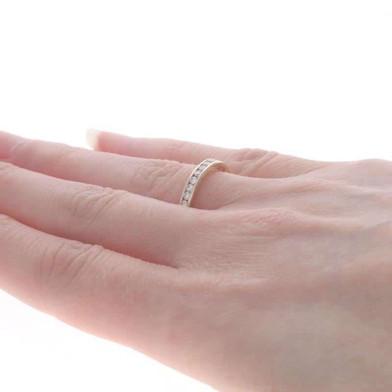 Alliance en or jaune avec diamant - 14k Bague avec diamant rond brillant .26ctw Channel Set Pour femmes en vente