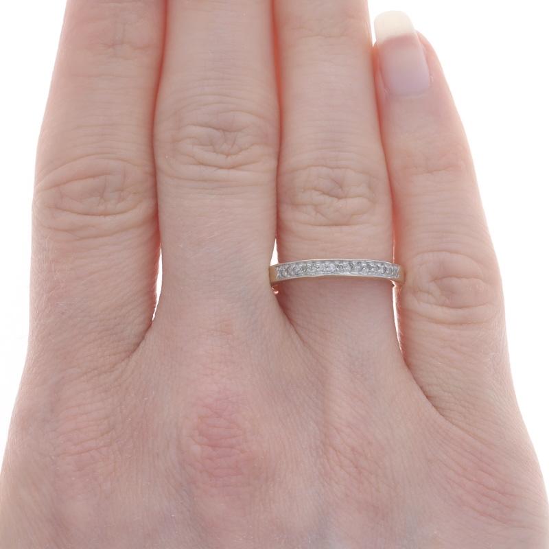 Taille simple Alliance en or jaune avec diamant - 14k Single Cut .10ctw Ring en vente