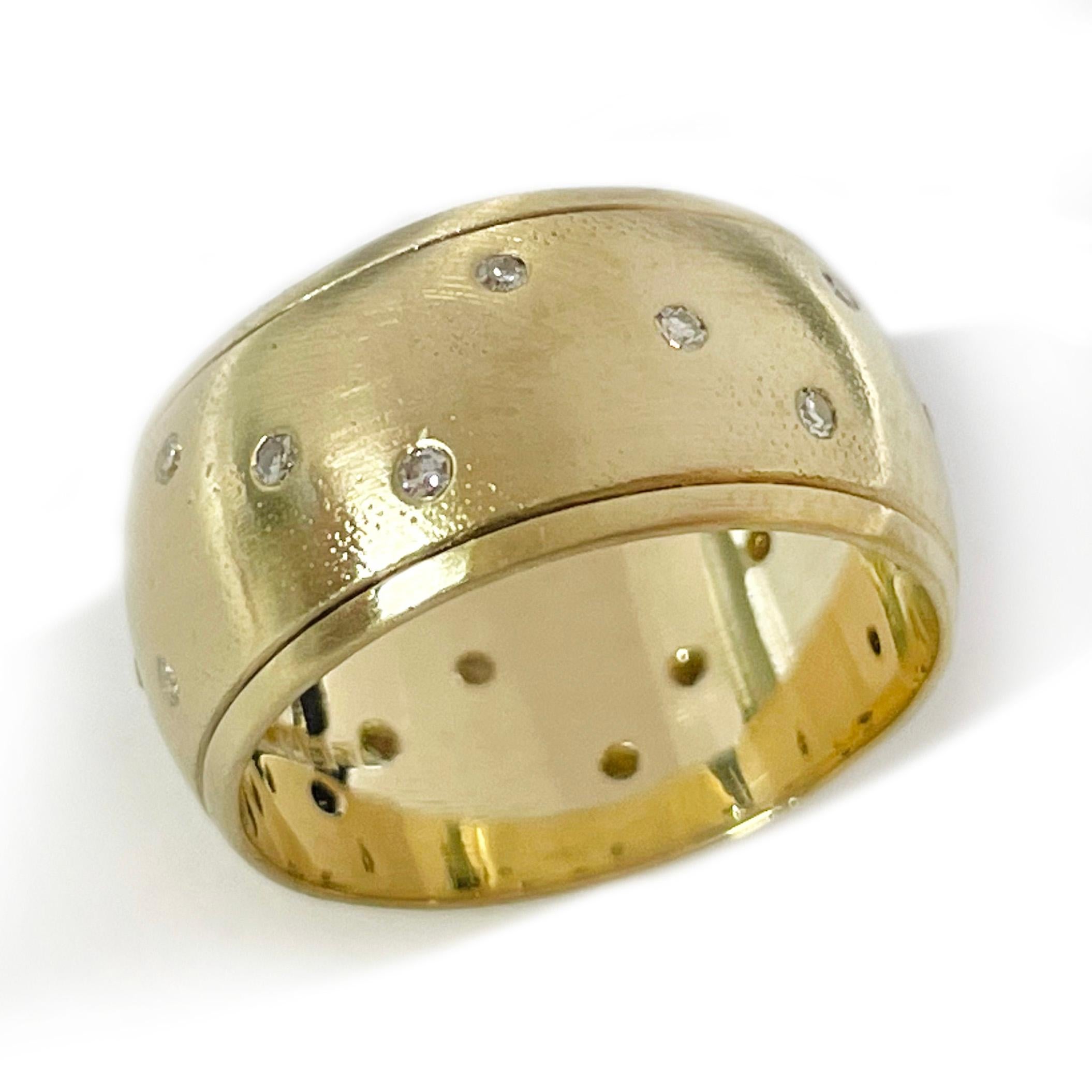 14 Karat Gelbgold Diamond Wide Band Ring. Der Ring besteht aus einem breiten, geschwungenen Gelbgoldband mit diagonalen Reihen von drei bündig gefassten Diamanten. Insgesamt achtzehn runde 1,5 mm große Diamanten sind in einem gebürsteten Band