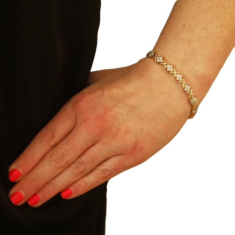 Contenido de metal: Oro amarillo de 14 quilates

Información sobre Stone

Diamantes naturales
Quilate(s): 3,18ctw
Talla: Redondo brillante
Color: K - L
Nota sobre la piedra: Sello de peso en quilates

Quilates totales: 3,18ctw

Estilo de pulsera: