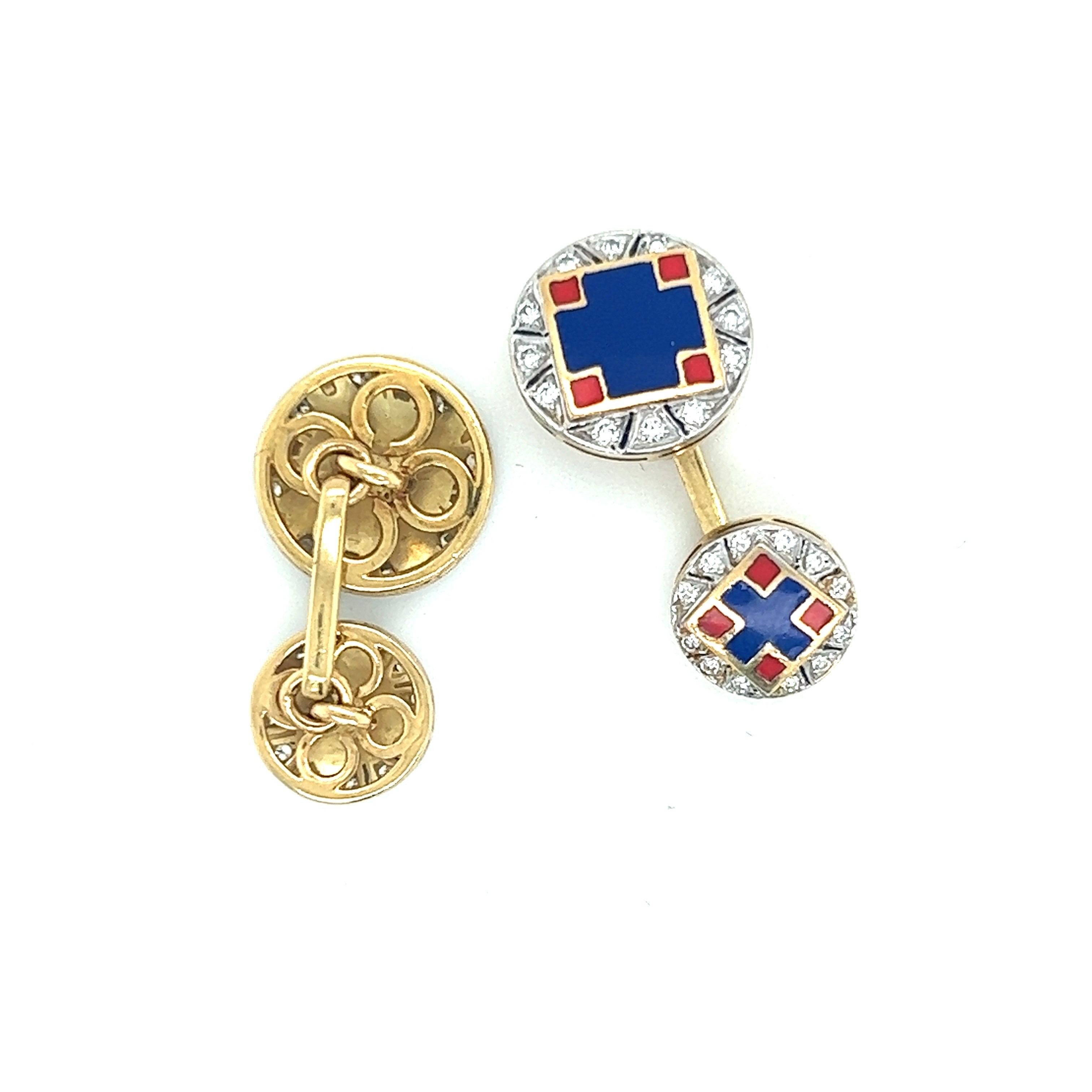 Exquis et captivants, ces boutons de manchette en or jaune 18 carats sont ornés d'une combinaison vibrante d'émail bleu et rouge, rehaussée par l'éclat luxueux des diamants. Ces boutons de manchette sont un véritable témoignage de sophistication et