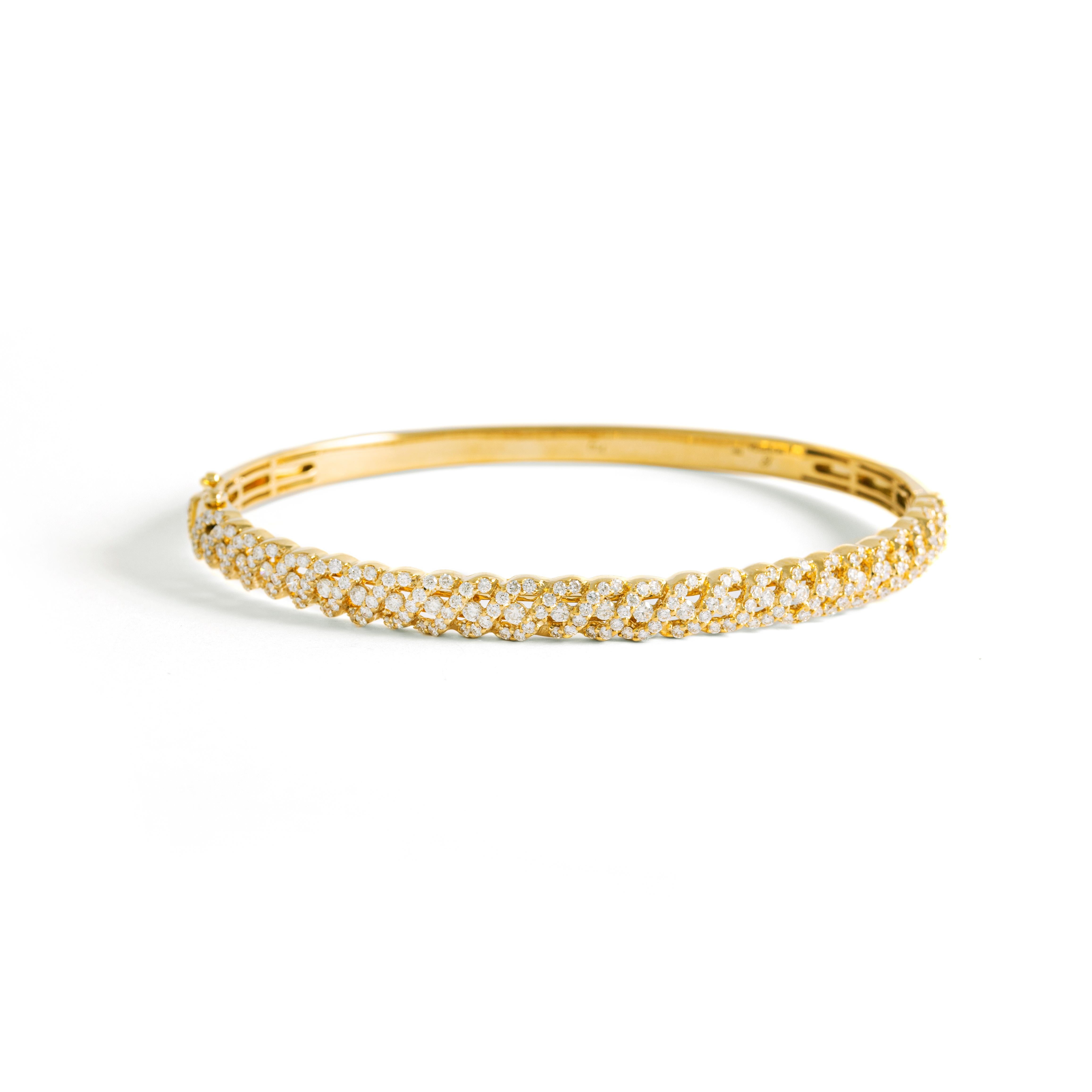 Bangle in 18kt yellow gold set with 205 diamonds 2.23 cts  

Inner circumference: Approximately 18.84 centimeters ( 7.42 inches)

Total weight: 23.07 grams.

Width: 0.50 centimeters ( 0.20 inches).
