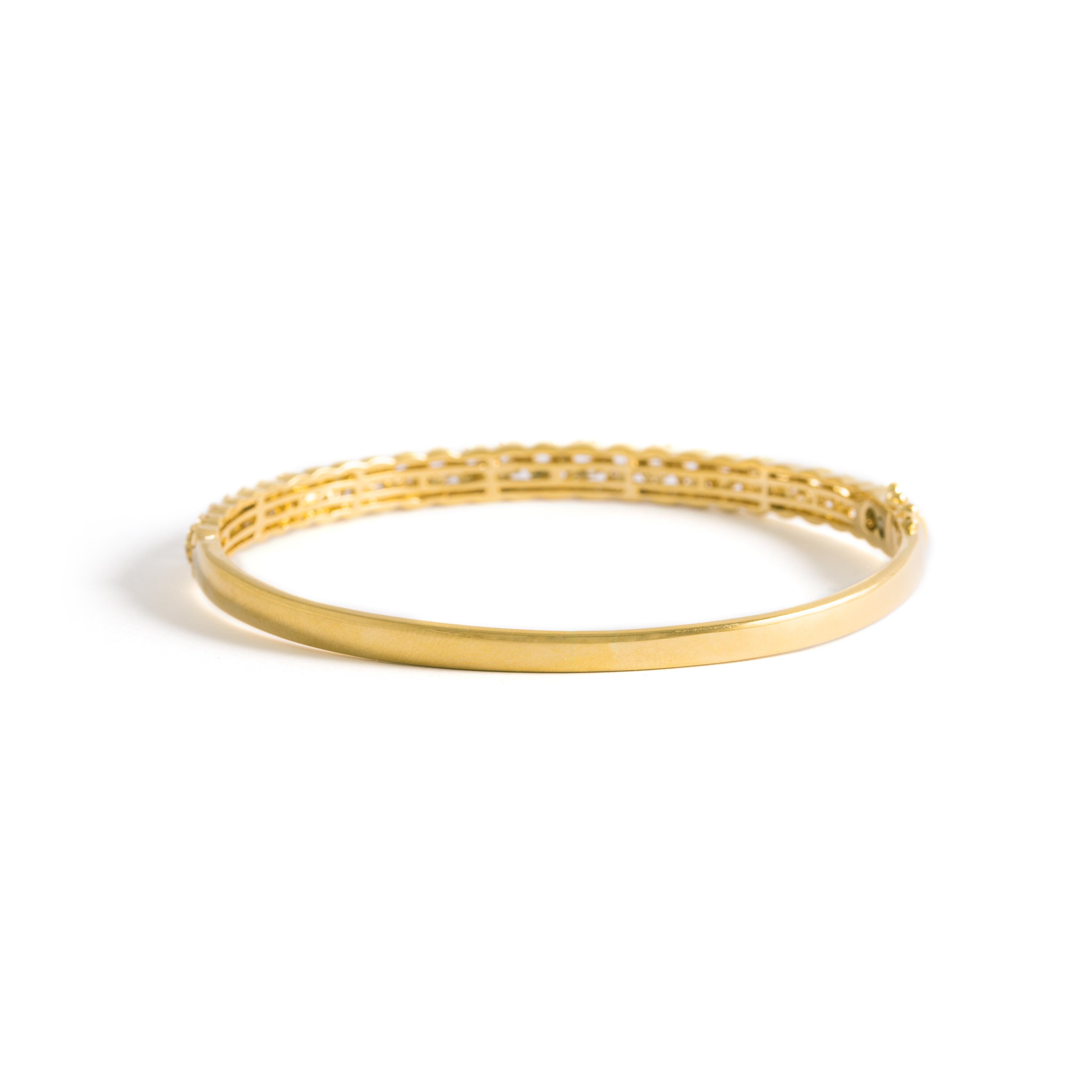 Taille ronde Bracelet jonc en or jaune avec diamants en vente