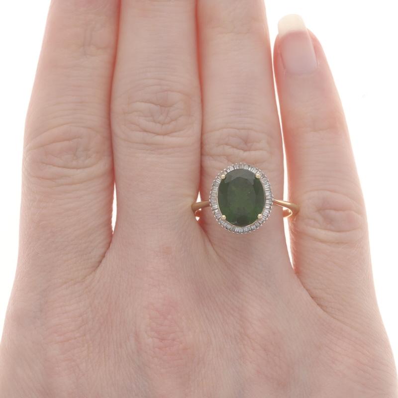Taglio ovale Anello aureola in oro giallo con diopside e diamanti - 10k Oval 3.70ctw in vendita