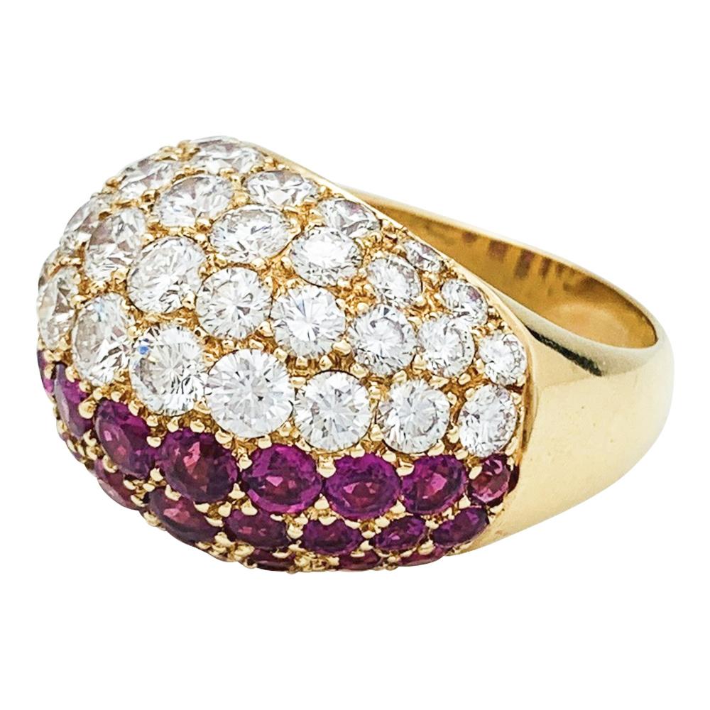 A 18Kt yellow gold dôme ring set on one side with brilliant-cut diamonds and on the other side with round rubies for about 4,20 carats.
Diamond weight : About 3.50 carats
Diamond quality : G - VS
Finger size : 8 slightly sizable