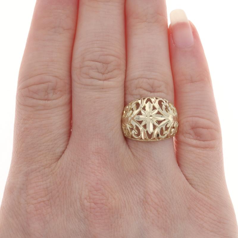 Dimensione: 6

Contenuto del metallo: Oro giallo 14k

Stile: Dichiarazione a cupola
Tema: Floreale
Caratteristiche: Finiture lisce e strutturate

Misure

Altezza della faccia (da nord a sud): 19/32
