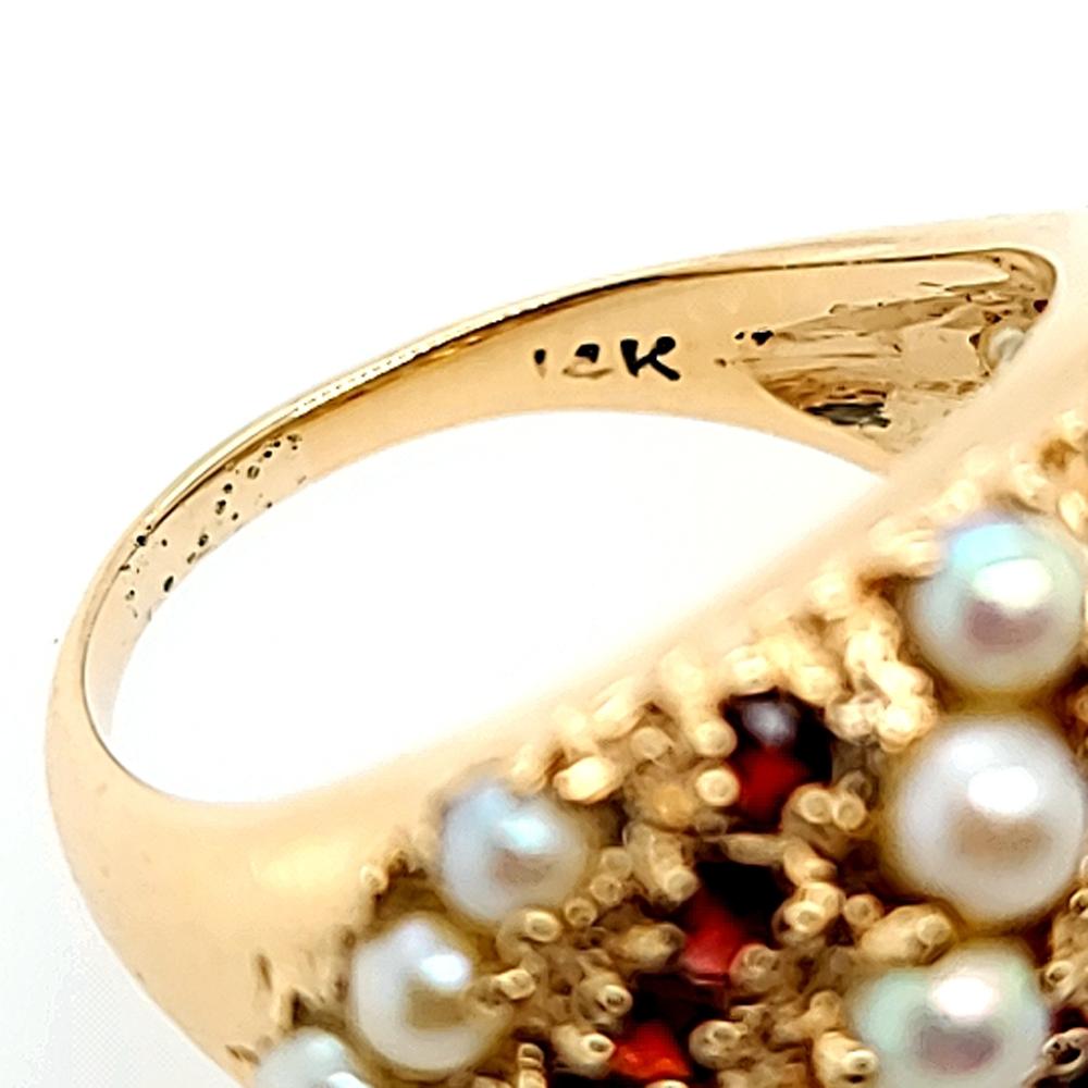 Gelbgold-Ring mit gewölbter Perle und Granat (Rundschliff) im Angebot