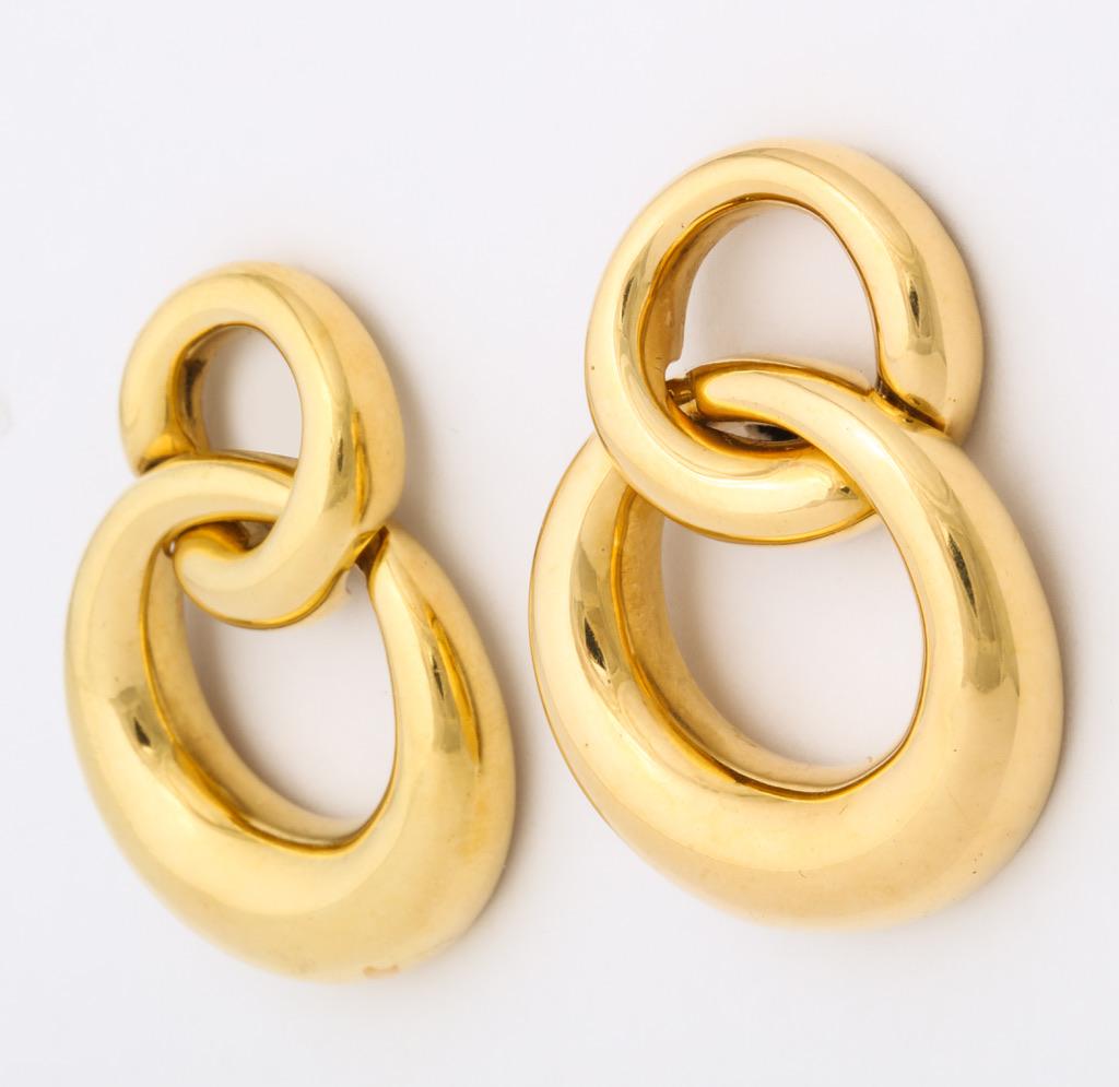 18kt yellow gold interlocking circular design hanging earclips.
1 3/4