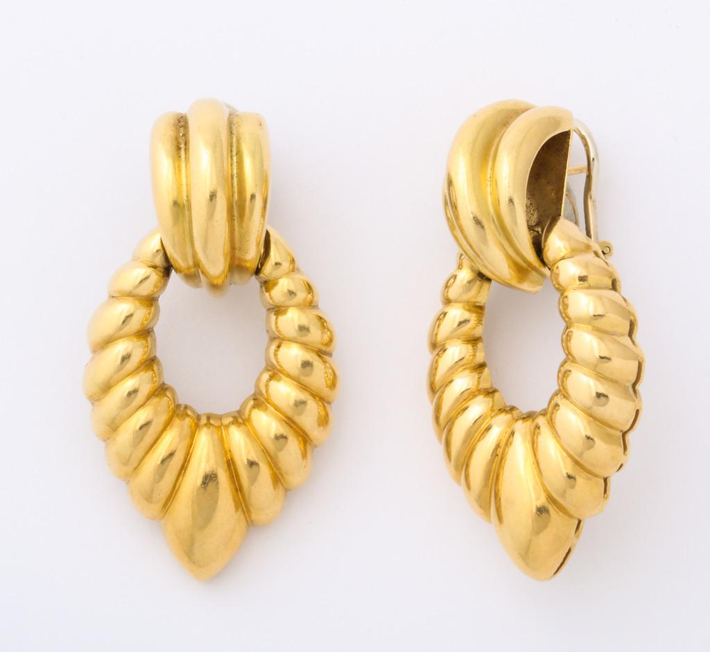 18kt yellow gold ribbed design drop earclips.
Posts can be removed or repositioned upon request.
2 1/8