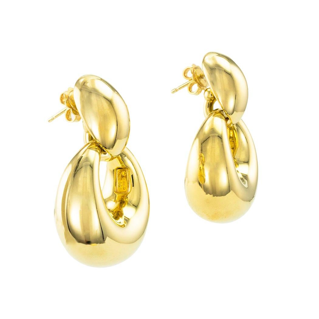 Ohrringe aus Gelbgold mit gegliederten und aufgeblasenen Türklopfern:: um 1990.  

SPEZIFIKATIONEN: 

METALL: glänzend poliertes 18-karätiges Gelbgold. 

GEWICHT:  12.1 Gramm. 

EARRINGBACKEN: Reibungskupplungen mit Pfosten. 

MASSEN: ca. 3::80 cm