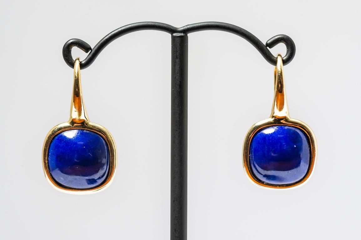 Yellow Gold Drop Earrings Lapis-Lazuli Cabochon.
Earring very easy to put on and live all day without thinking about it .
the small gold sequins in the lapis the azimuth are natural light ,i particularly like this model of earrings ,easy and modern.
