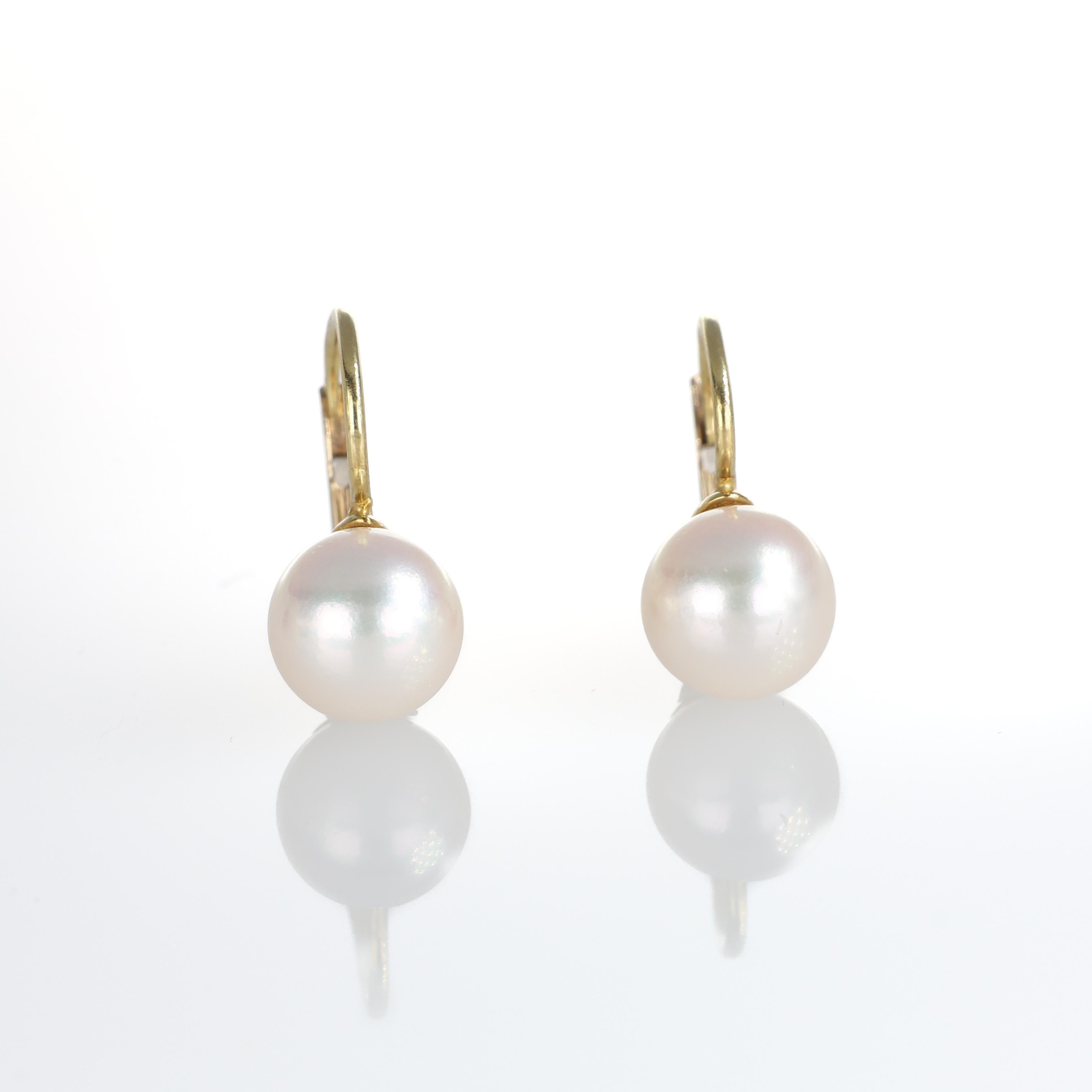 A timeless pair of drop earrings crafted in 18kt yellow gold, featuring luminous pearls that dangle elegantly from delicate gold hooks. Their refined simplicity makes them a versatile addition to any jewelry collection, offering a classic touch to