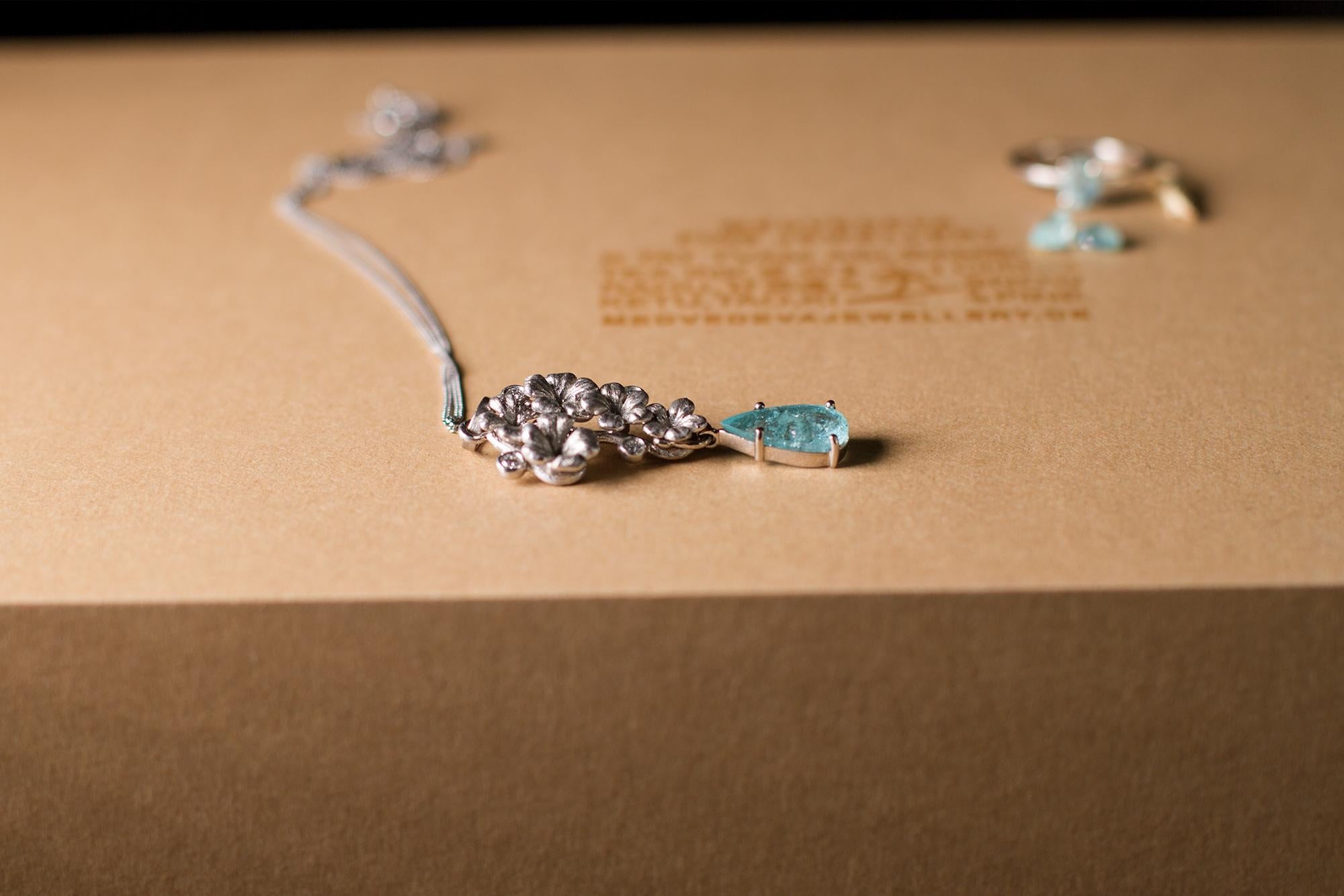 Contemporain Collier pendentif en or jaune avec diamants et tourmaline Paraiba en vente