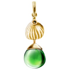 Collana con ciondolo a goccia in oro giallo con fico e ambra verde
