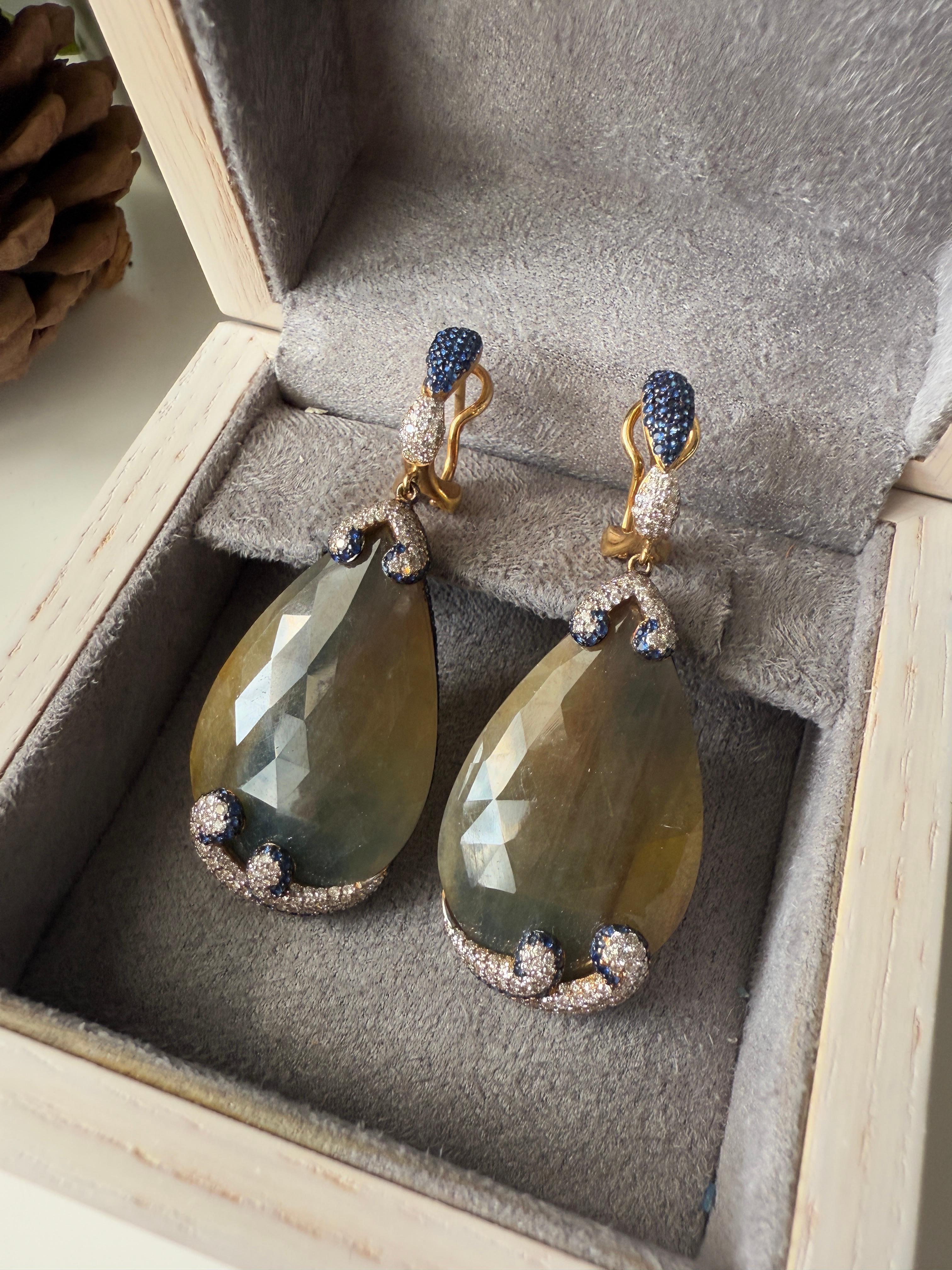 Boucle d'oreille en or jaune avec diamant Off-White, saphir bleu et saphir Wonder en vente 1